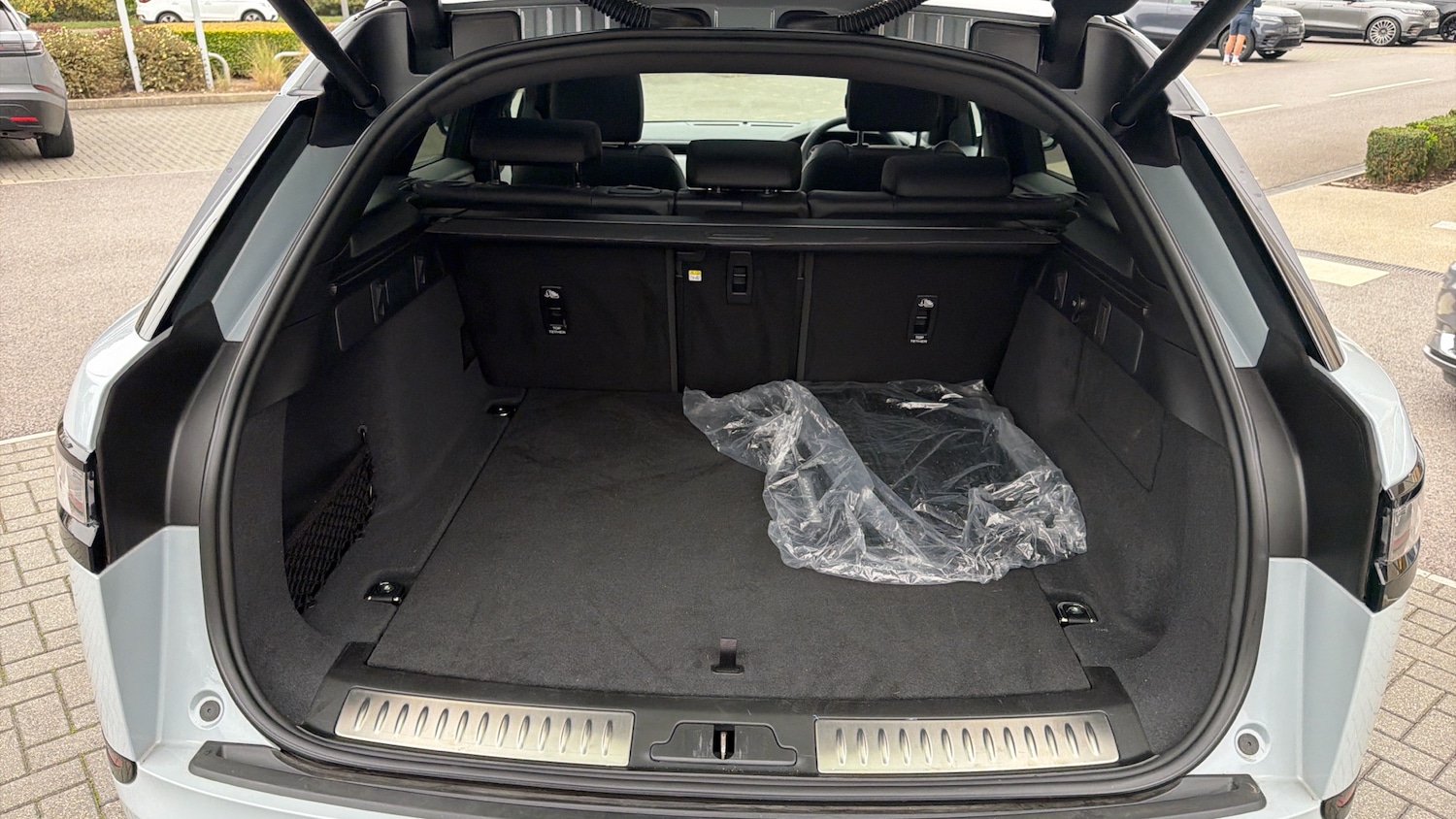 Used Land Rover Range Rover Velar 2025 for sale - 76611535: Photo 10