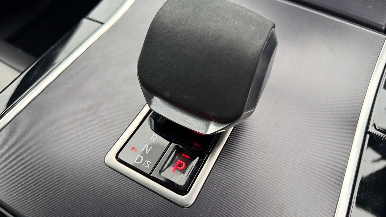 Used Land Rover Range Rover Velar 2025 for sale - 76611535: Photo 13