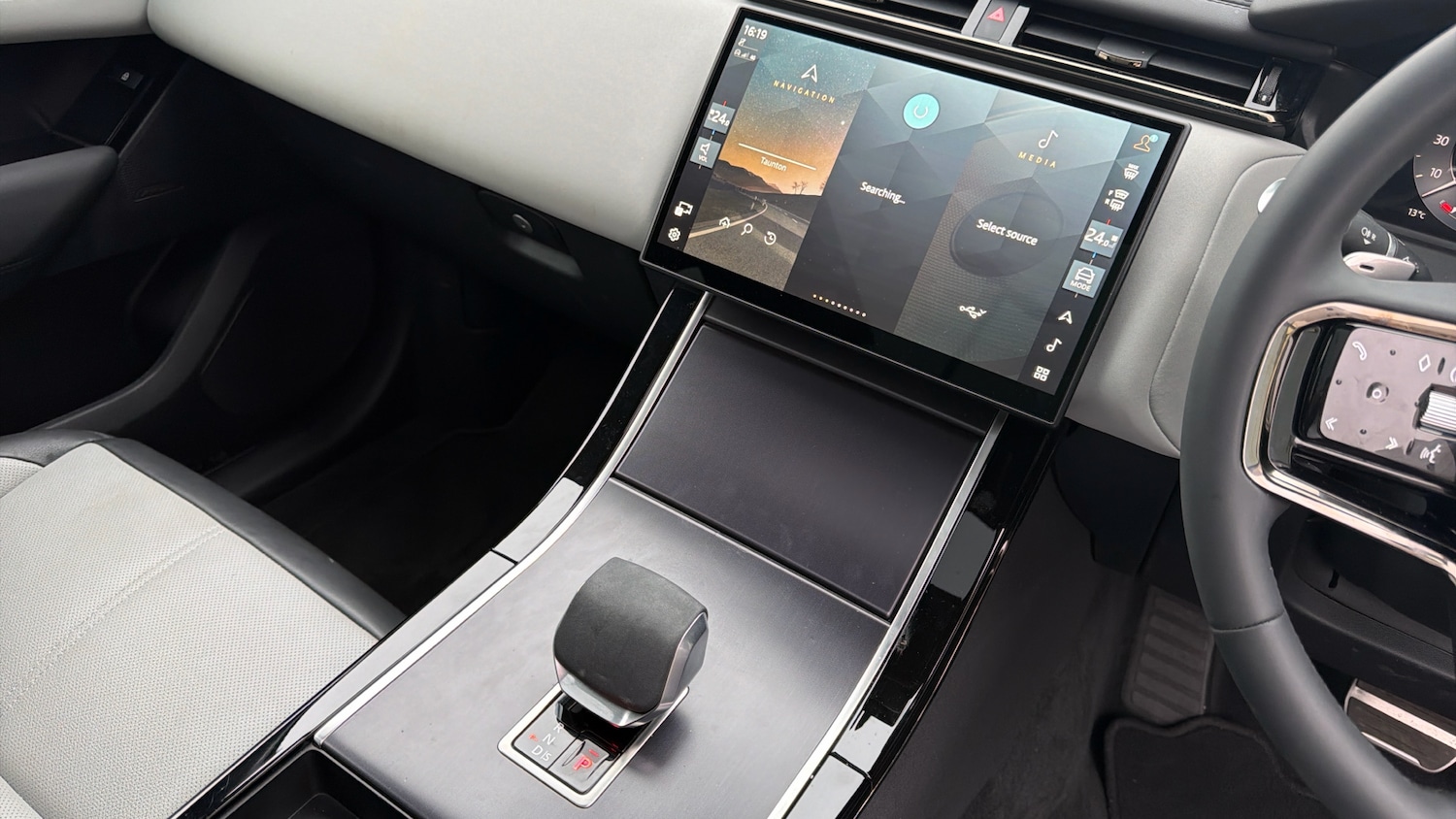 Used Land Rover Range Rover Velar 2025 for sale - 76611535: Photo 14