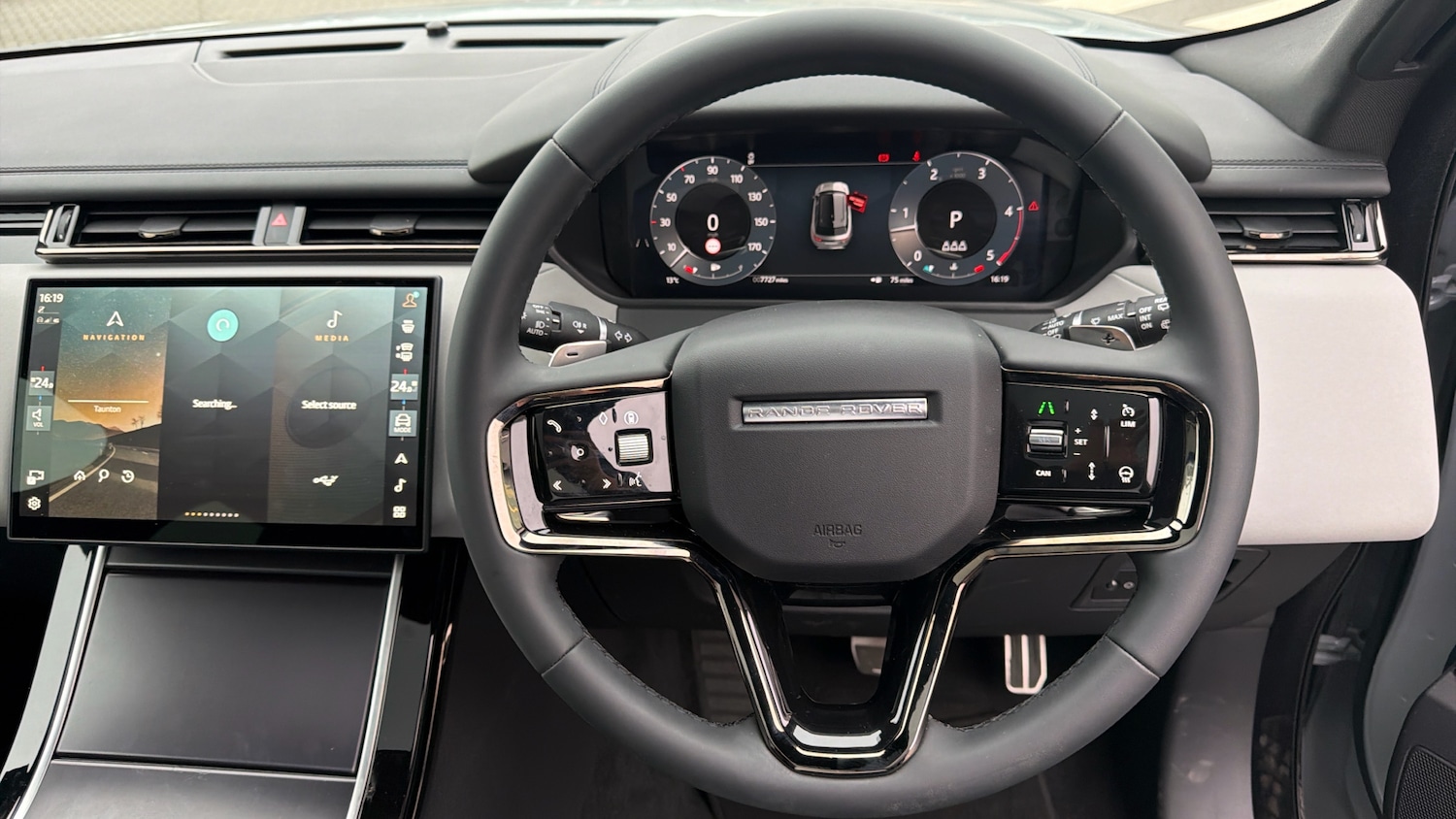 Used Land Rover Range Rover Velar 2025 for sale - 76611535: Photo 15