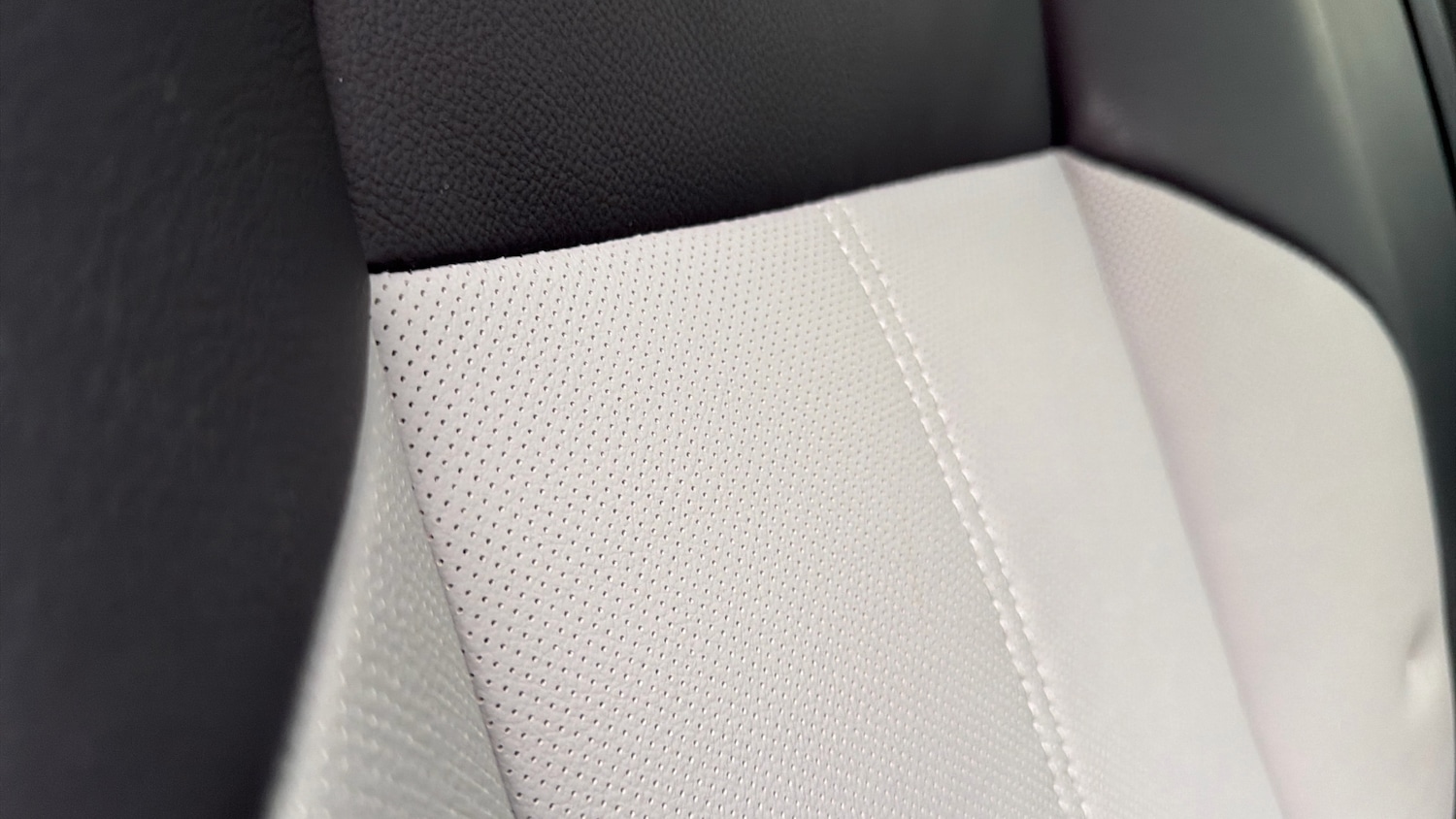 Used Land Rover Range Rover Velar 2025 for sale - 76611535: Photo 39