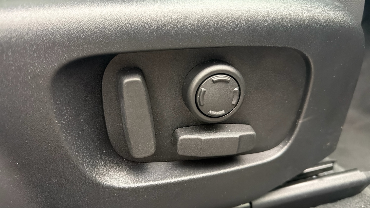 Used Land Rover Range Rover Velar 2025 for sale - 76611535: Photo 41