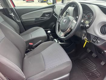 Used Toyota Yaris 2015 for sale - 79677613: Photo