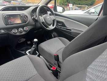 Used Toyota Yaris 2015 for sale - 79677613: Photo
