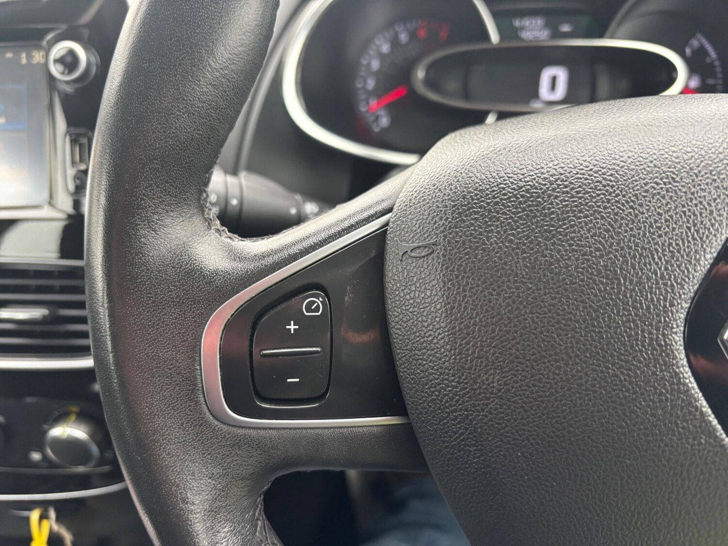 Used Renault Clio 2017 for sale - 76702334: Photo 19