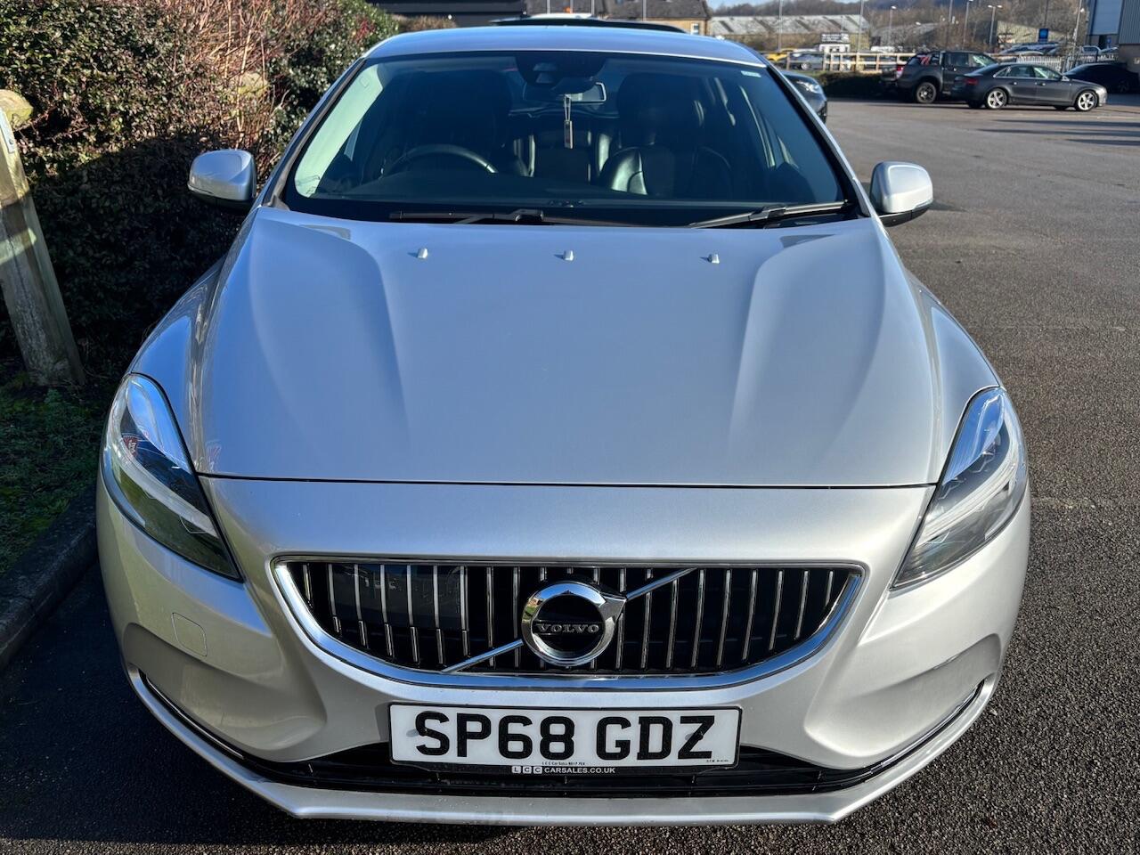 Used Volvo V40 2018 for sale - 77345363: Photo 2