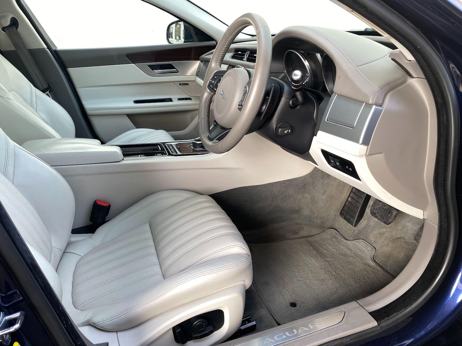 Used Jaguar XF 2017 for sale - 77994045: Photo 7