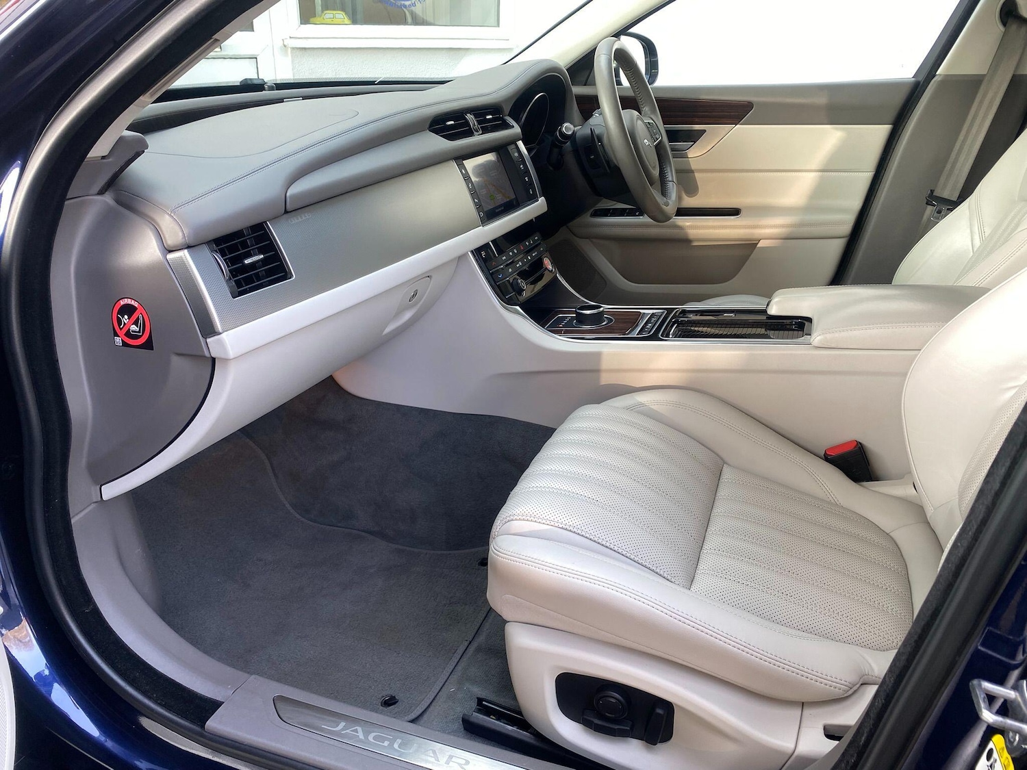 Used Jaguar XF 2017 for sale - 77994045: Photo 8