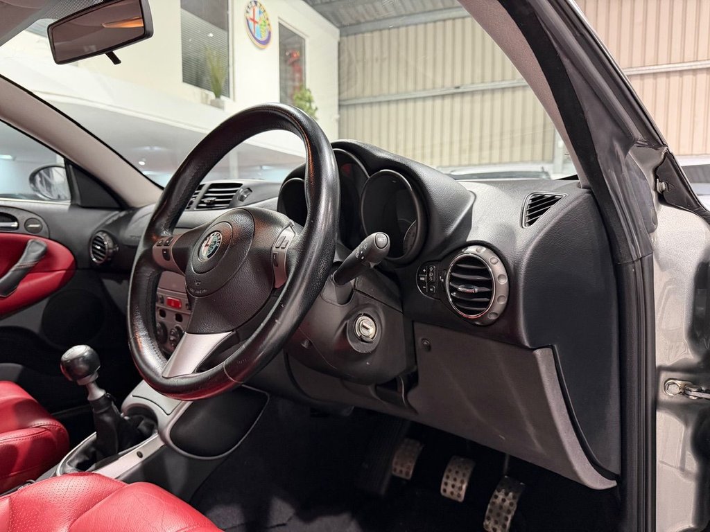 Used Alfa Romeo GT 2005 for sale - 76210545: Photo 37