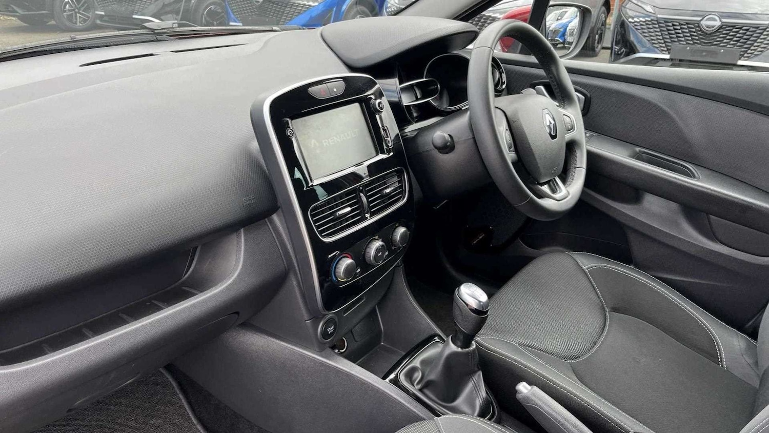 Used Renault Clio 2019 for sale - 76040648: Photo 2