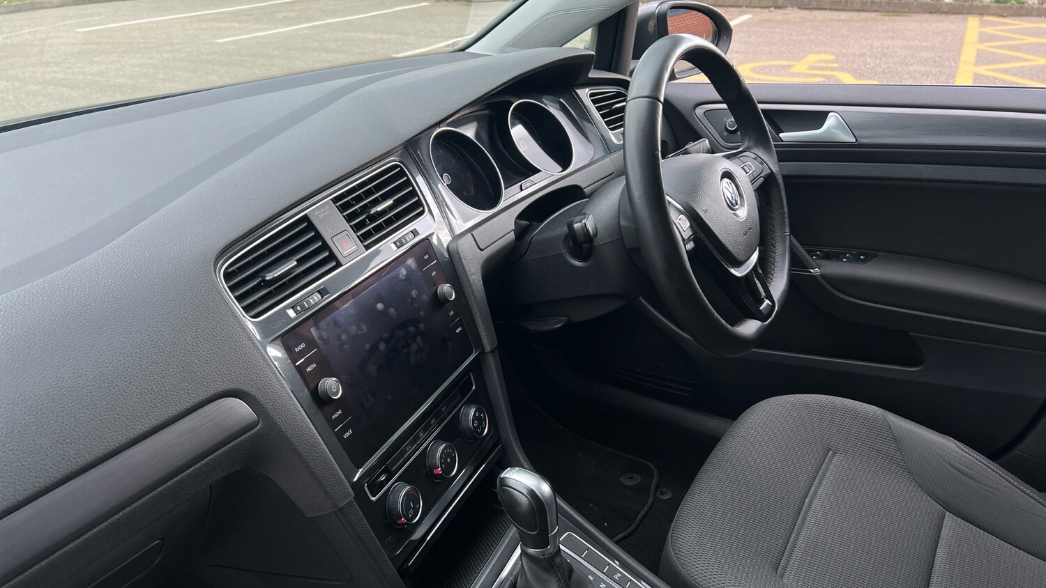 Used Volkswagen Golf 2017 for sale - 77917078: Photo 9