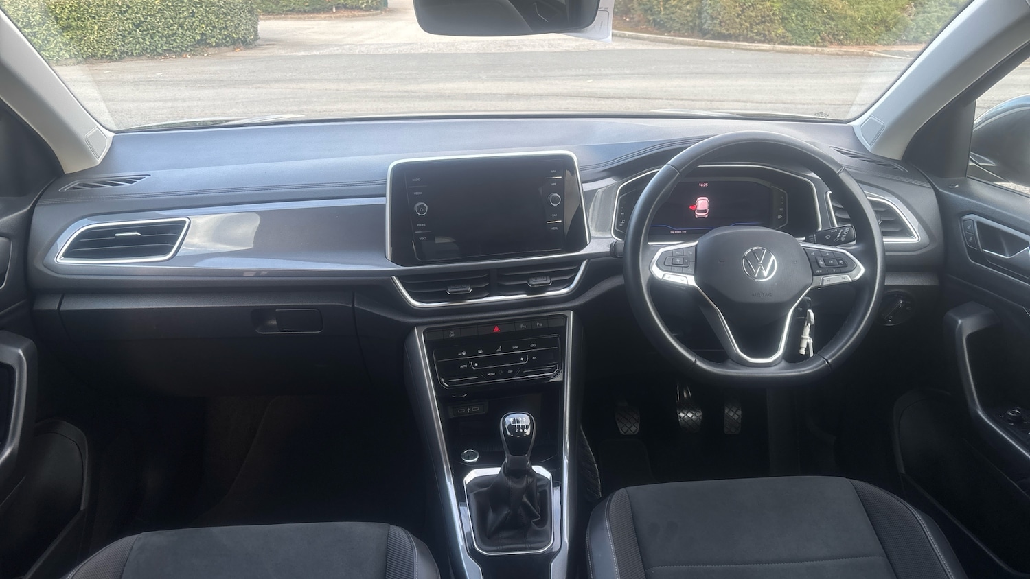 Used Volkswagen T-Roc 2024 for sale - 76207673: Photo 10