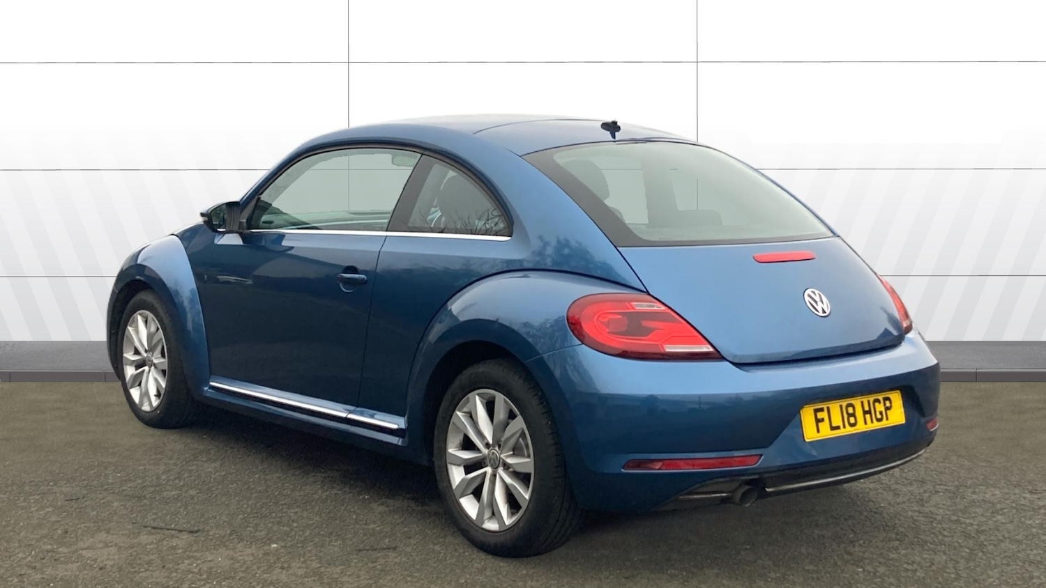 Used Volkswagen Beetle 2018 for sale - 77435620: Photo 2