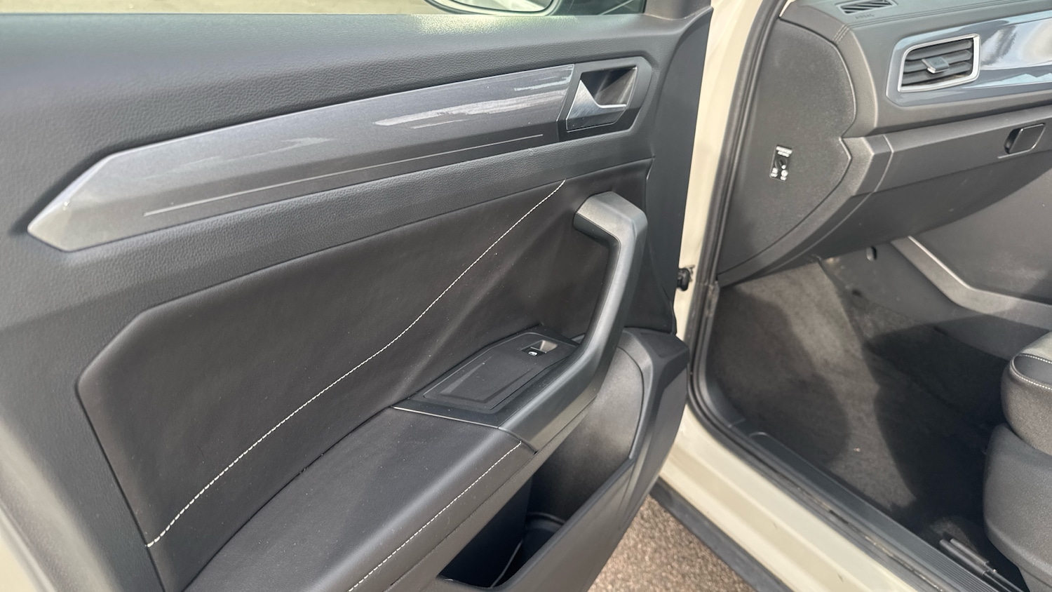 Used Volkswagen T-Roc 2023 for sale - 77665508: Photo 23