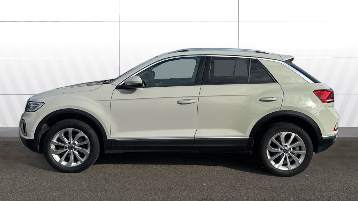 Used Volkswagen T-Roc 2023 for sale - 77665508: Photo 5