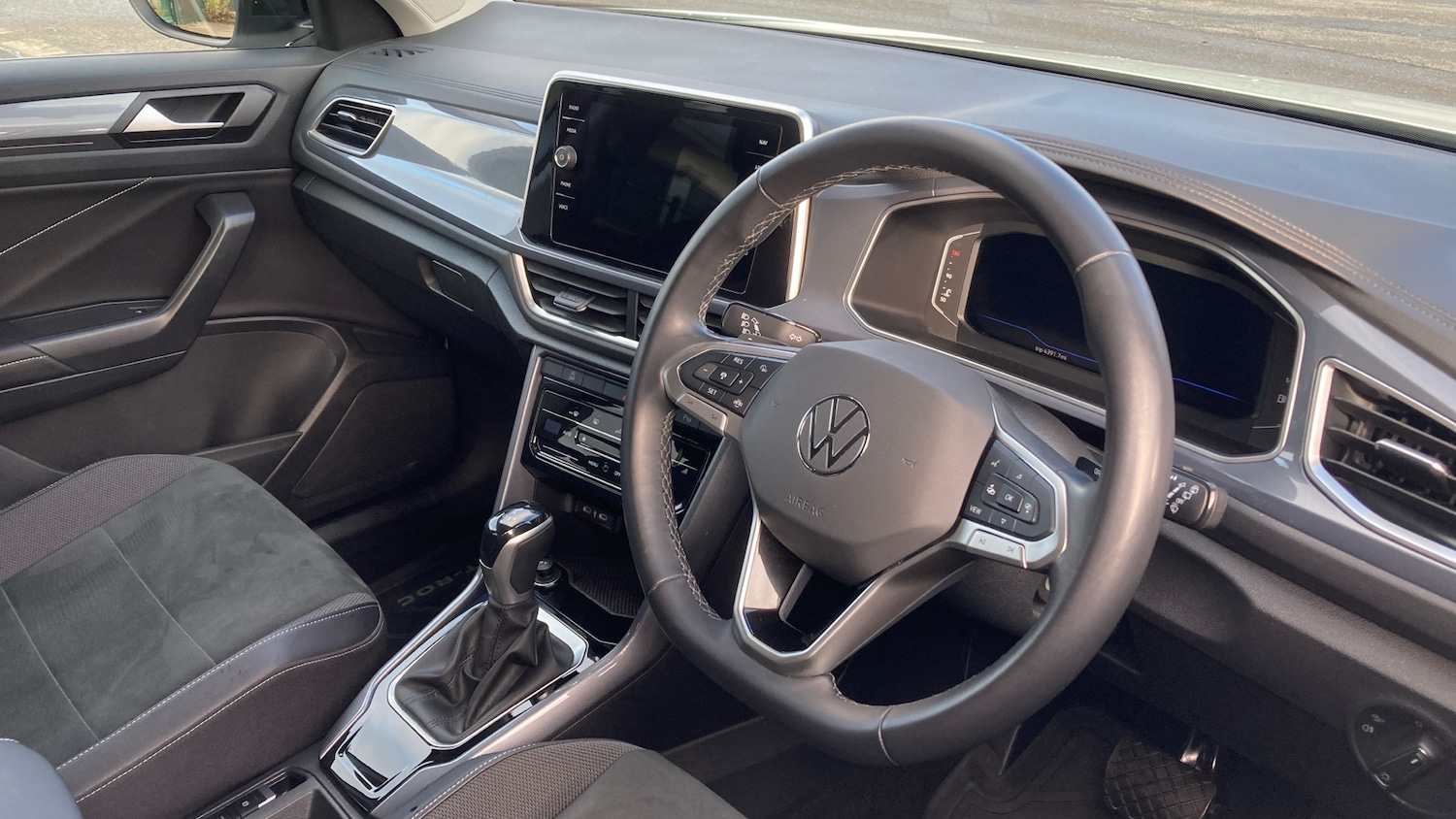 Used Volkswagen T-Roc 2023 for sale - 76637631: Photo 11