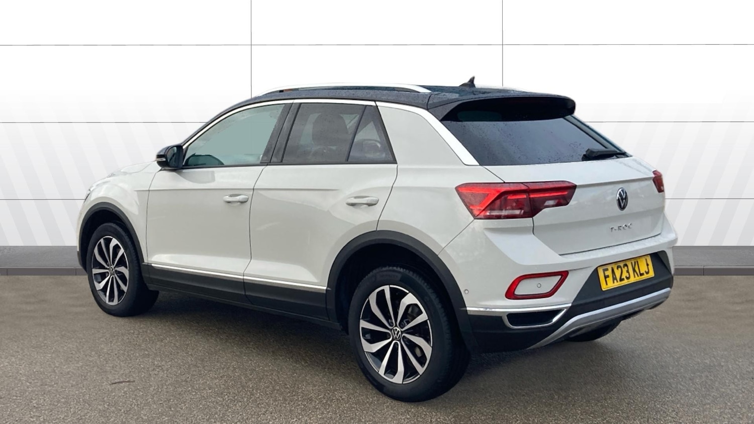Used Volkswagen T-Roc 2023 for sale - 77195651: Photo 2