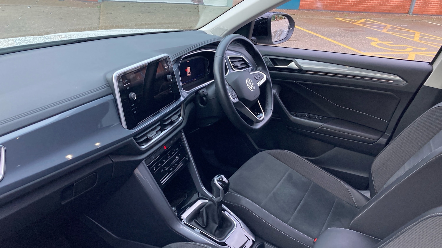 Used Volkswagen T-Roc 2023 for sale - 77195651: Photo 9