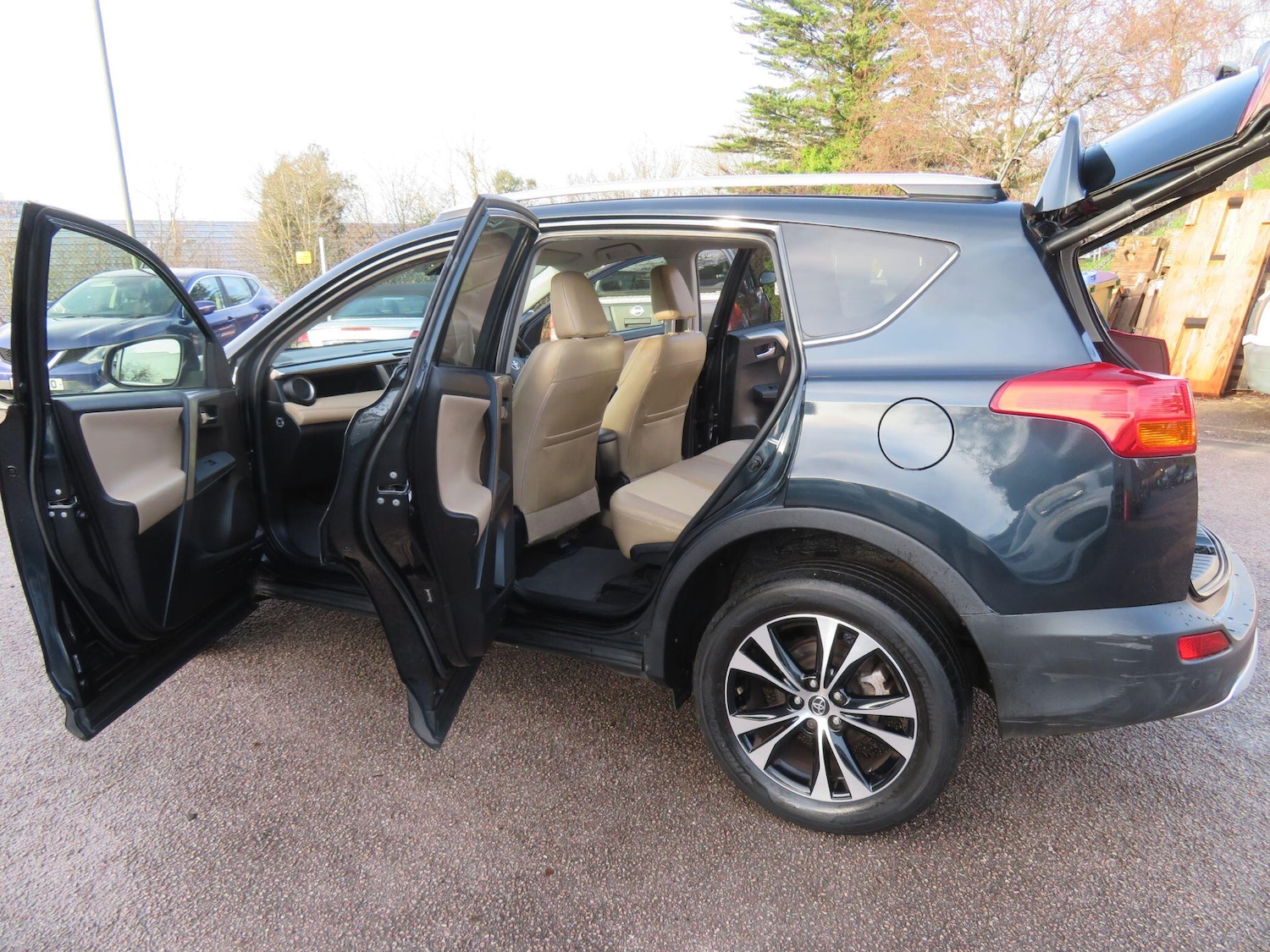 Used Toyota RAV4 2015 for sale - 76965132: Photo 14