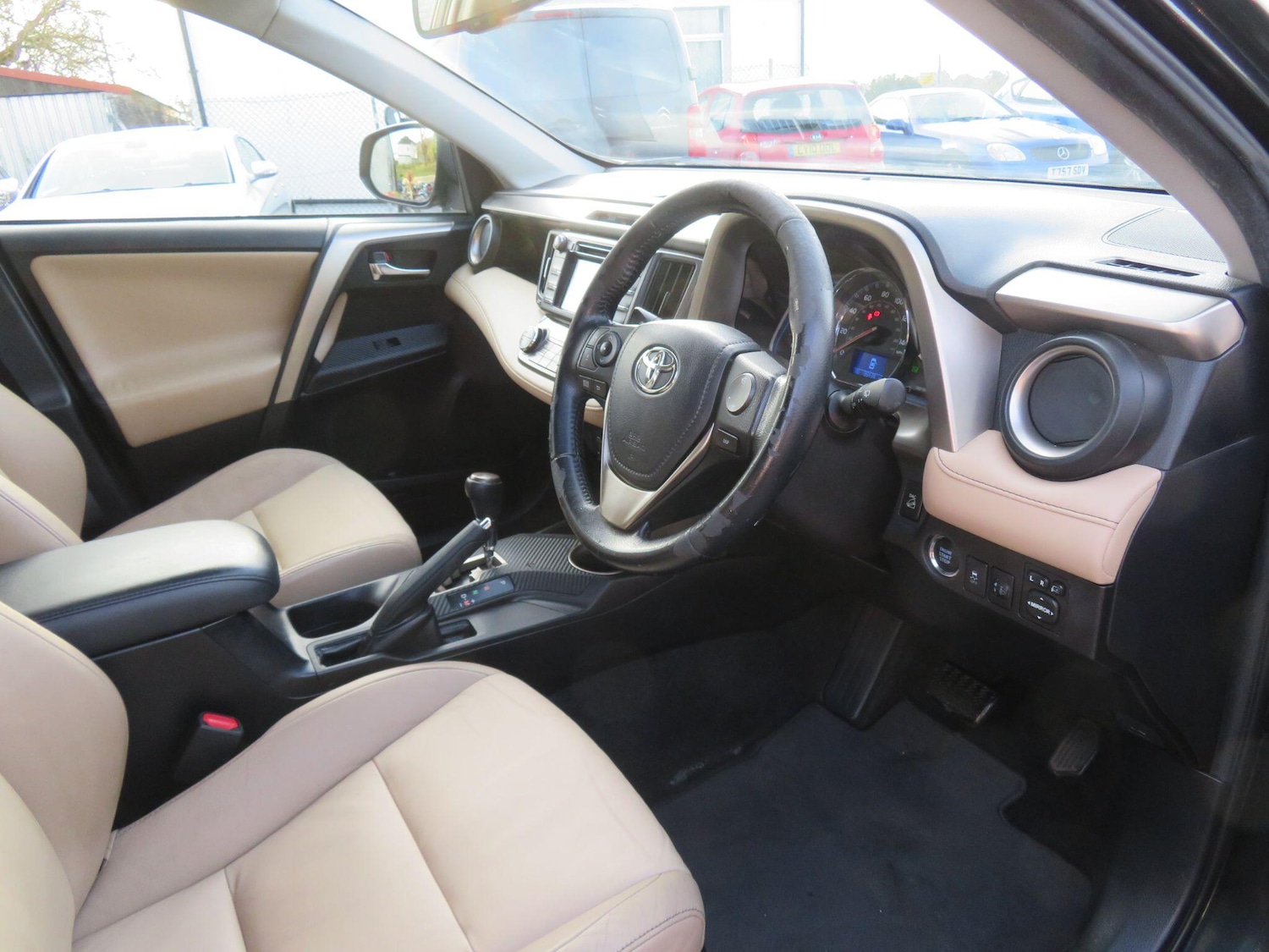 Used Toyota RAV4 2015 for sale - 76965132: Photo 8