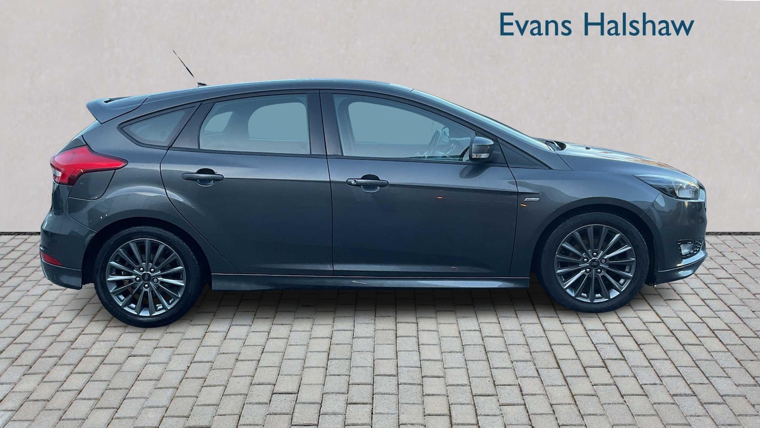 Used Ford Focus 2017 for sale - 76648908: Photo 3