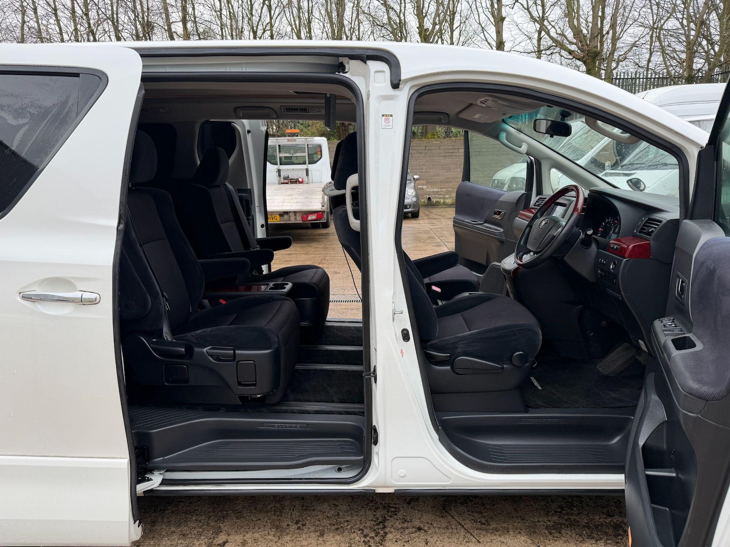 Used Toyota Vellfire 2023 for sale - 77174728: Photo 11