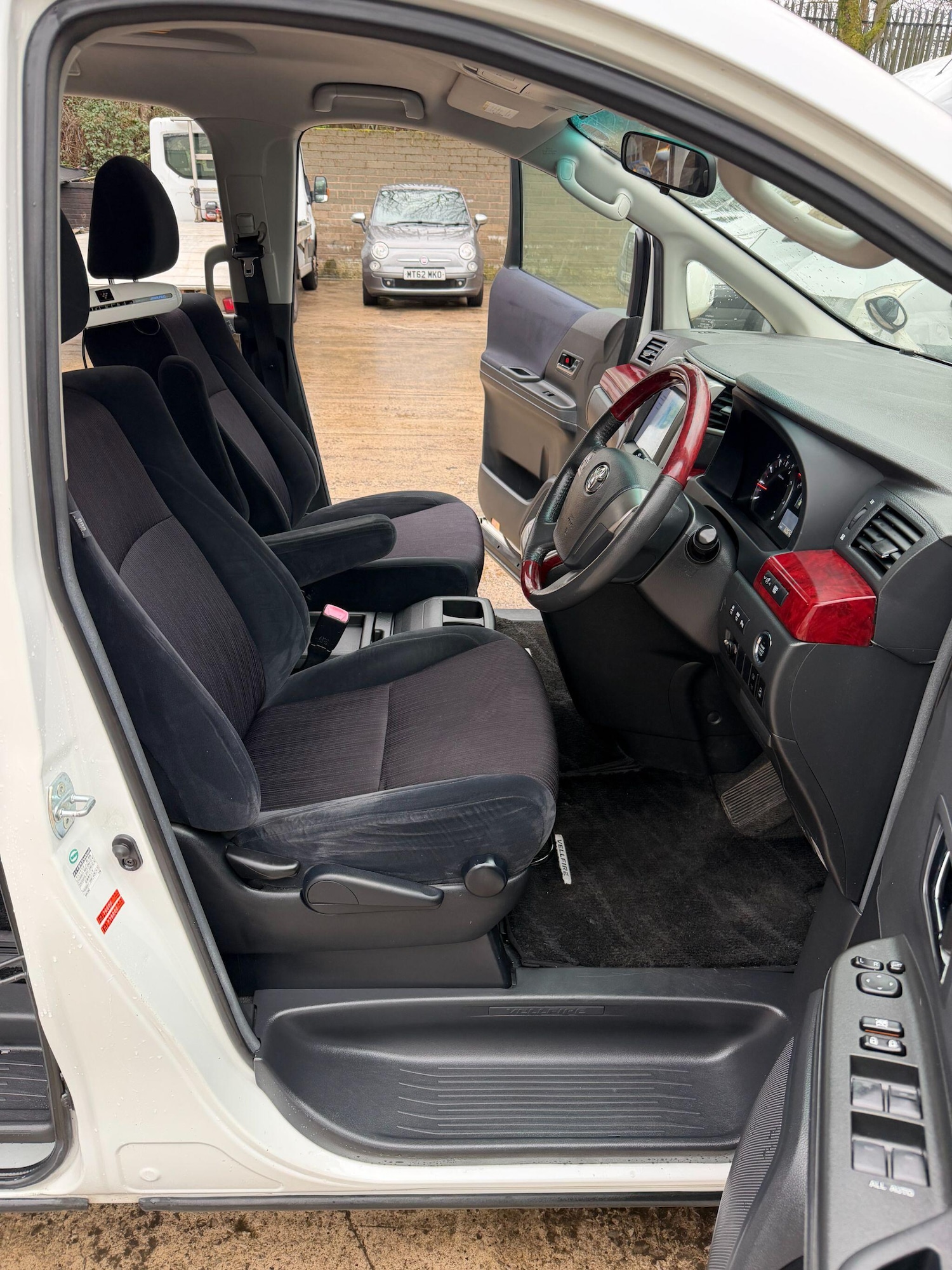 Used Toyota Vellfire 2023 for sale - 77174728: Photo 37