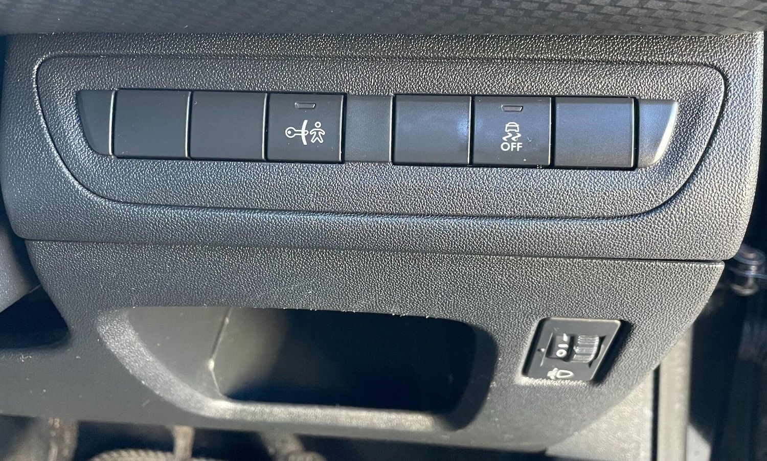 Used Peugeot 2008 2016 for sale - 76549880: Photo 29