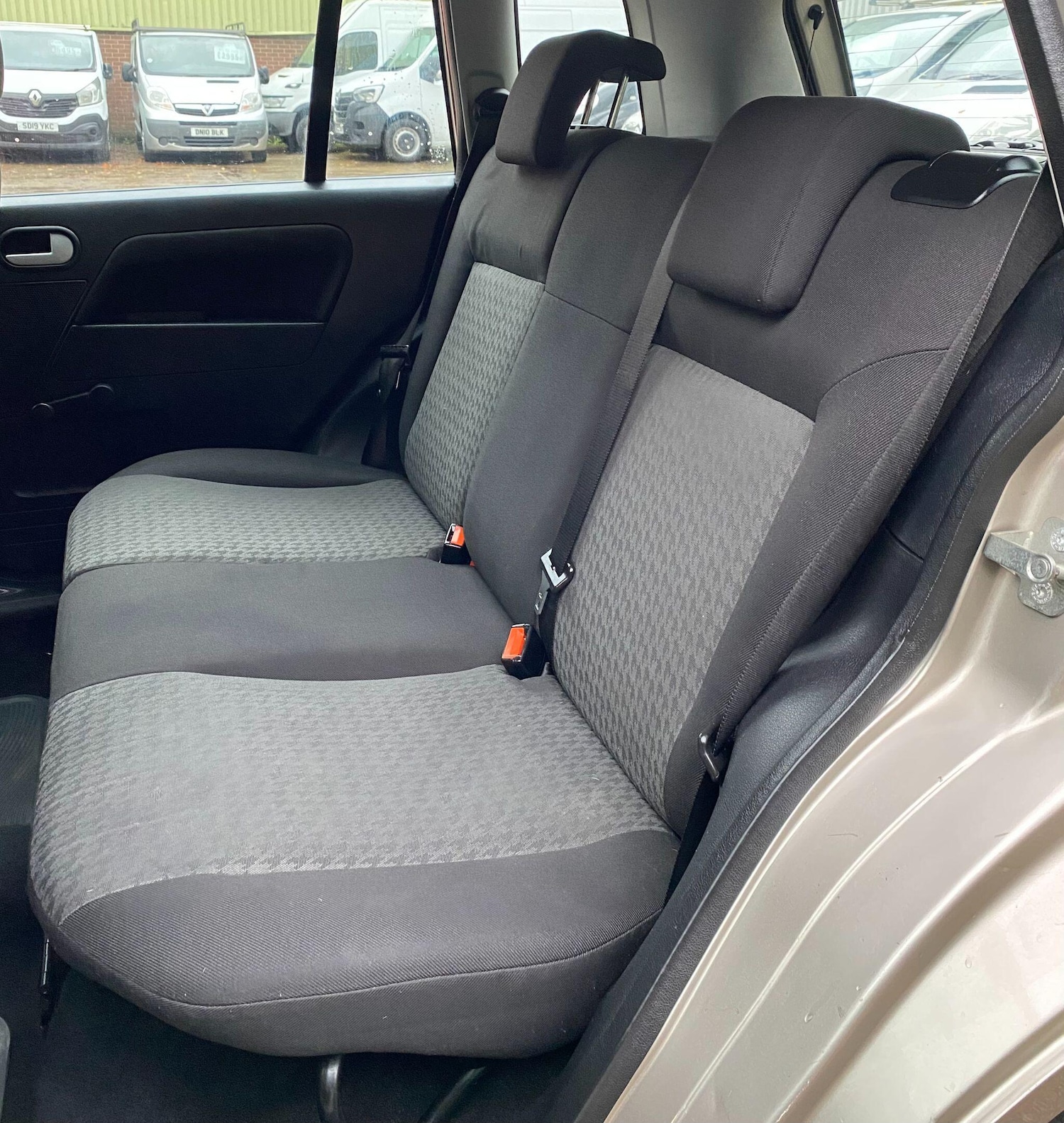 Used Ford Fusion 2004 for sale - 76549885: Photo 47