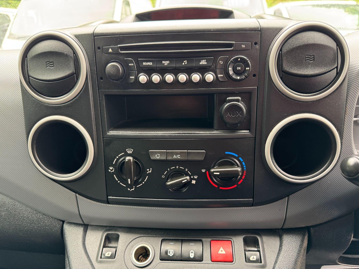 Used Peugeot Partner 2015 for sale - 76989316: Photo 35