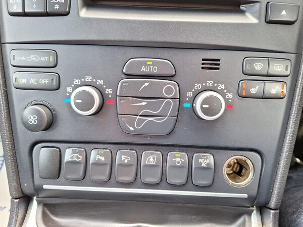 Used Volvo XC90 2010 for sale - 76327972: Photo 36