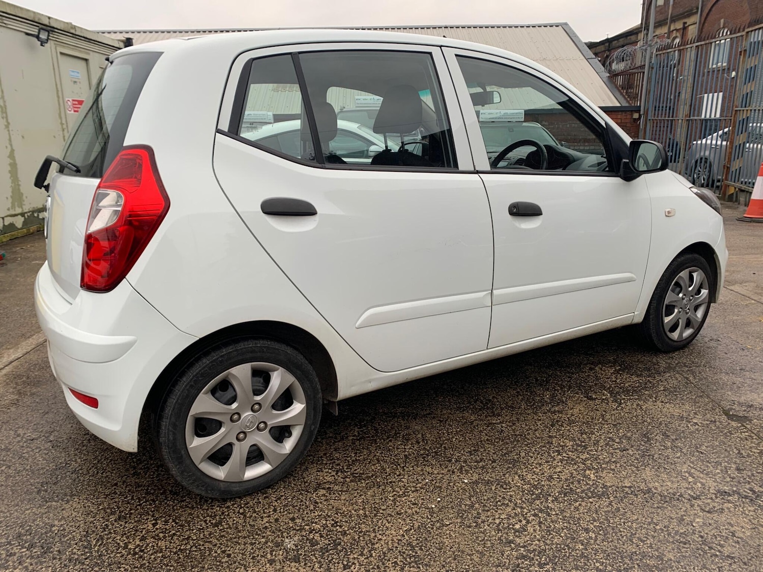 Used Hyundai i10 2013 for sale - 77611604: Photo 2