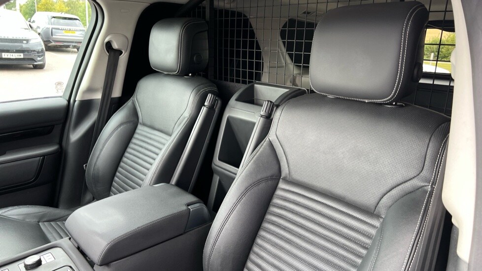 Used Land Rover Discovery 2023 for sale - 76868660: Photo 4