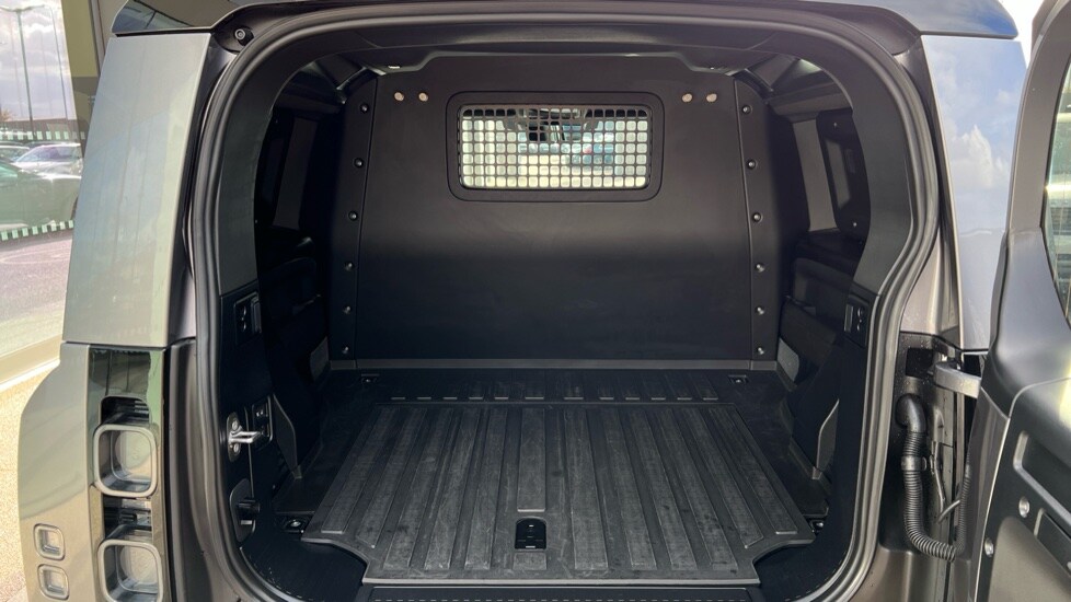 Used Land Rover Defender 2024 for sale - 76868670: Photo 10