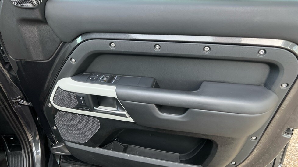 Used Land Rover Defender 2022 for sale - 76874528: Photo 24