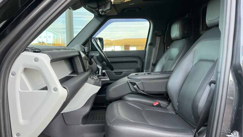 Used Land Rover Defender 2022 for sale - 76874528: Photo 3