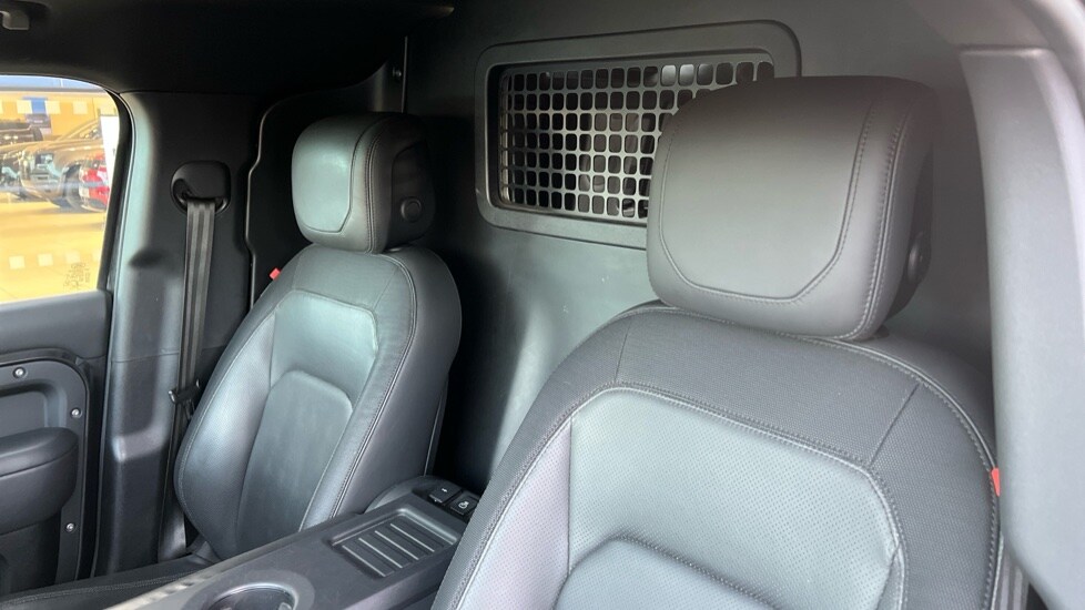 Used Land Rover Defender 2022 for sale - 76874528: Photo 4