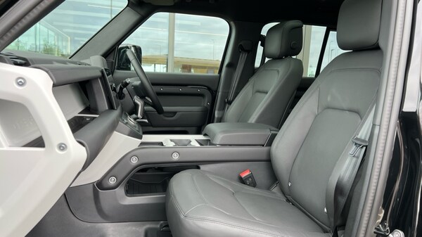 Used Land Rover Defender 2025 for sale - 76086844: Photo 3