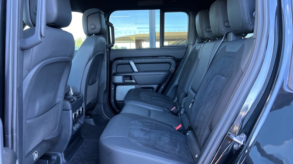 Used Land Rover Defender 2023 for sale - 76754710: Photo 4
