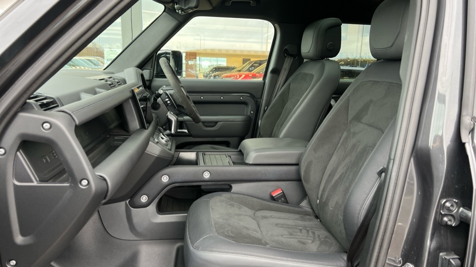 Used Land Rover Defender 2022 for sale - 76874011: Photo 3