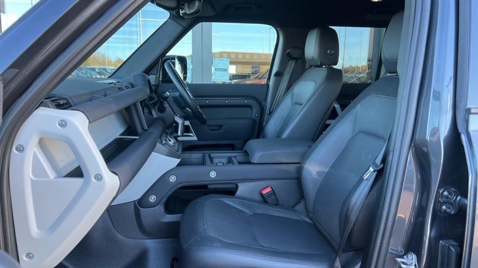 Used Land Rover Defender 2022 for sale - 76873745: Photo 3