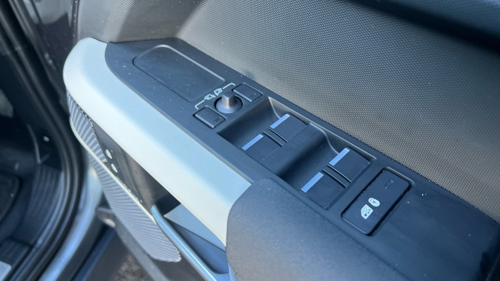 Used Land Rover Defender 2022 for sale - 76873745: Photo 34