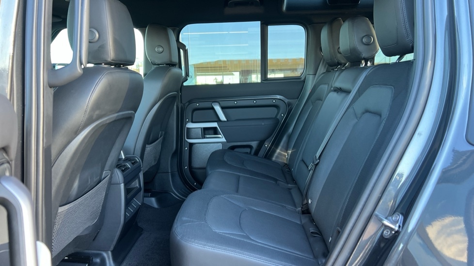 Used Land Rover Defender 2022 for sale - 76873745: Photo 4