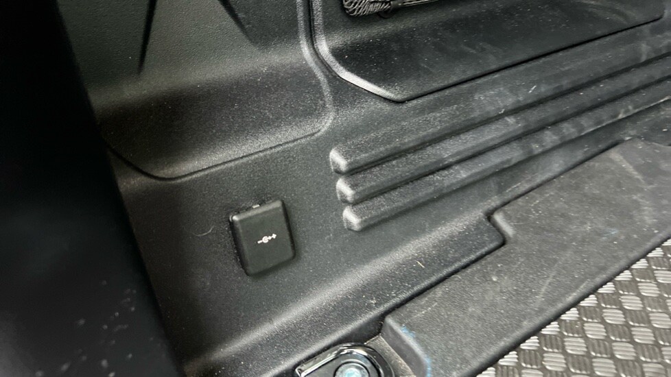 Used Land Rover Defender 2025 for sale - 76868539: Photo 34