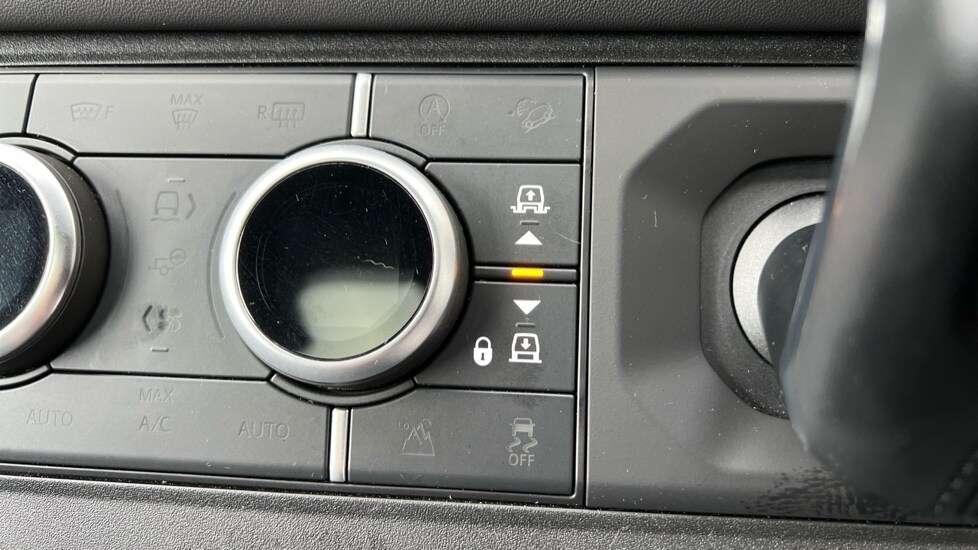 Used Land Rover Defender 2025 for sale - 76868539: Photo 48