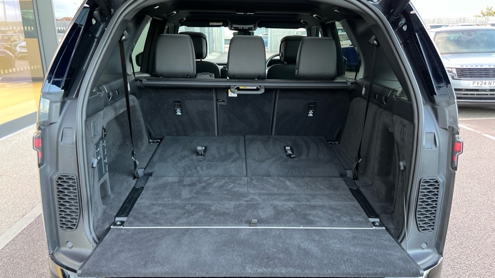 Used Land Rover Discovery 2024 for sale - 76870544: Photo 10