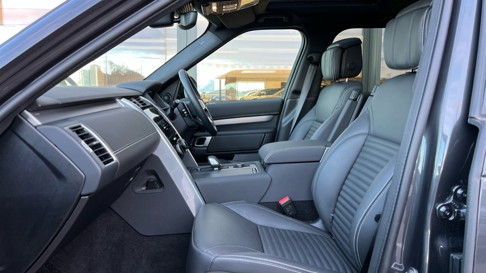 Used Land Rover Discovery 2024 for sale - 76870544: Photo 3