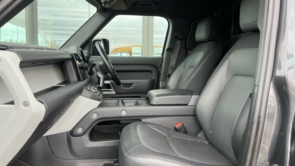 Used Land Rover Defender 2022 for sale - 76874045: Photo 3