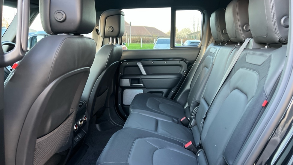 Used Land Rover Defender 2024 for sale - 76873756: Photo 4