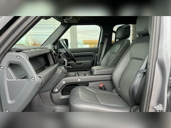 Used Land Rover Defender 2024 for sale - 76999520: Photo